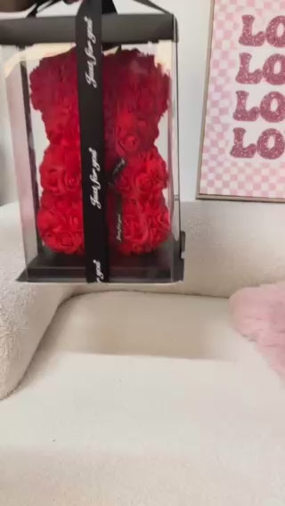 Videó betöltése: Az gret Rzsa nem csak egy pillanatra szl.Finom fnye s idtlen megjelense minden nap emlkeztet arra, amit jelent.